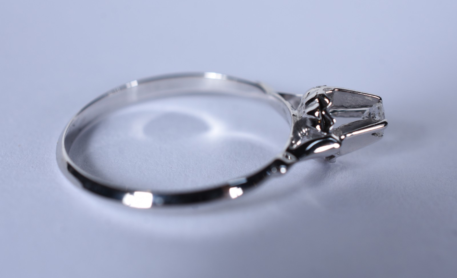Anel de ouro branco com um brilhante de 0,08 ct, aro 12 (Por motivos... - foto 5 de 6