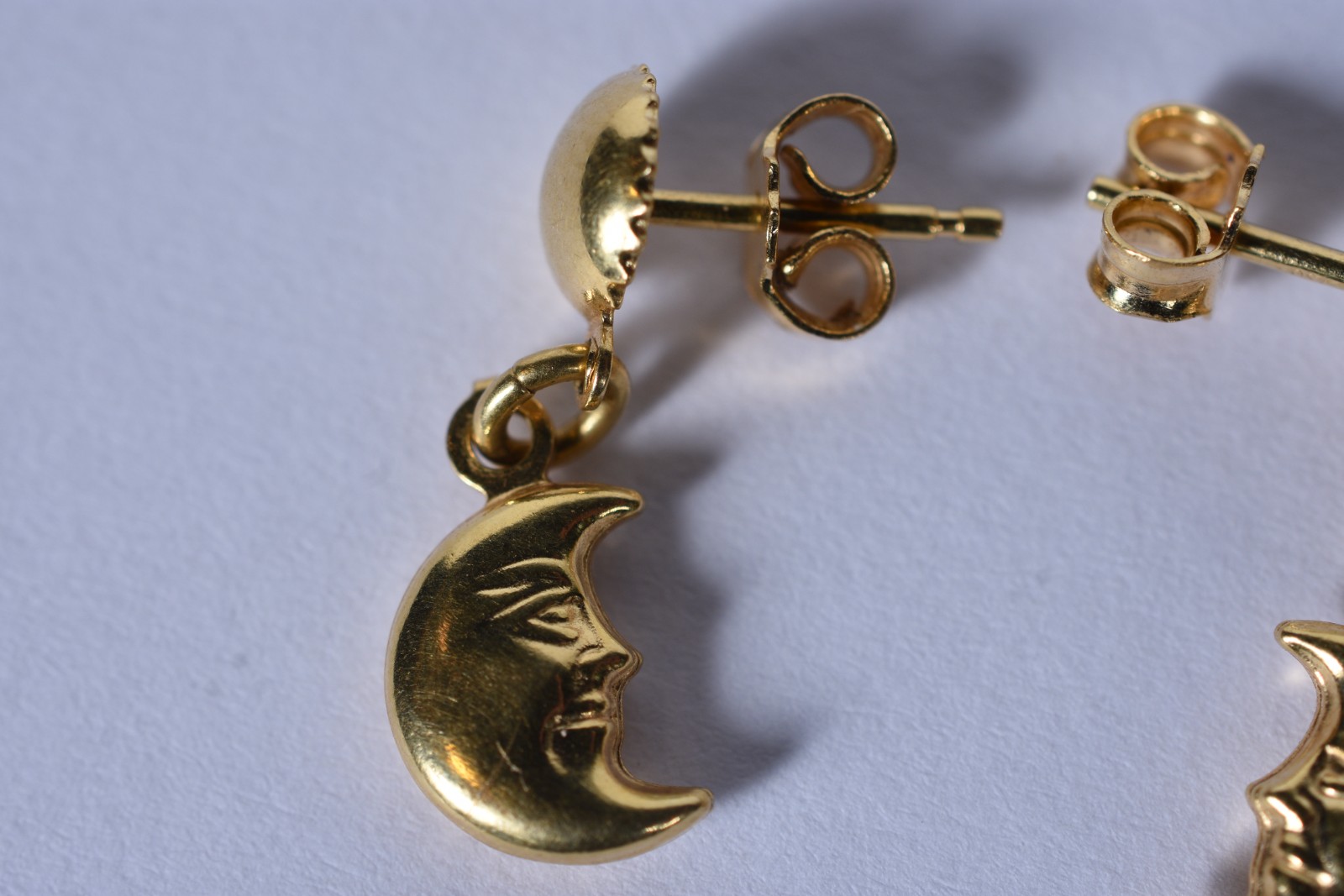 Par de brincos de ouro 18 k, contraste 750 com pendente na forma de... - foto 3 de 5