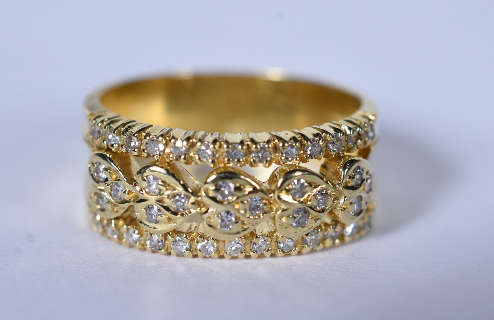Anel de ouro 18 k, contraste 750 cravejado com 53 brilhantes, aro 17... - foto 1 de 6
