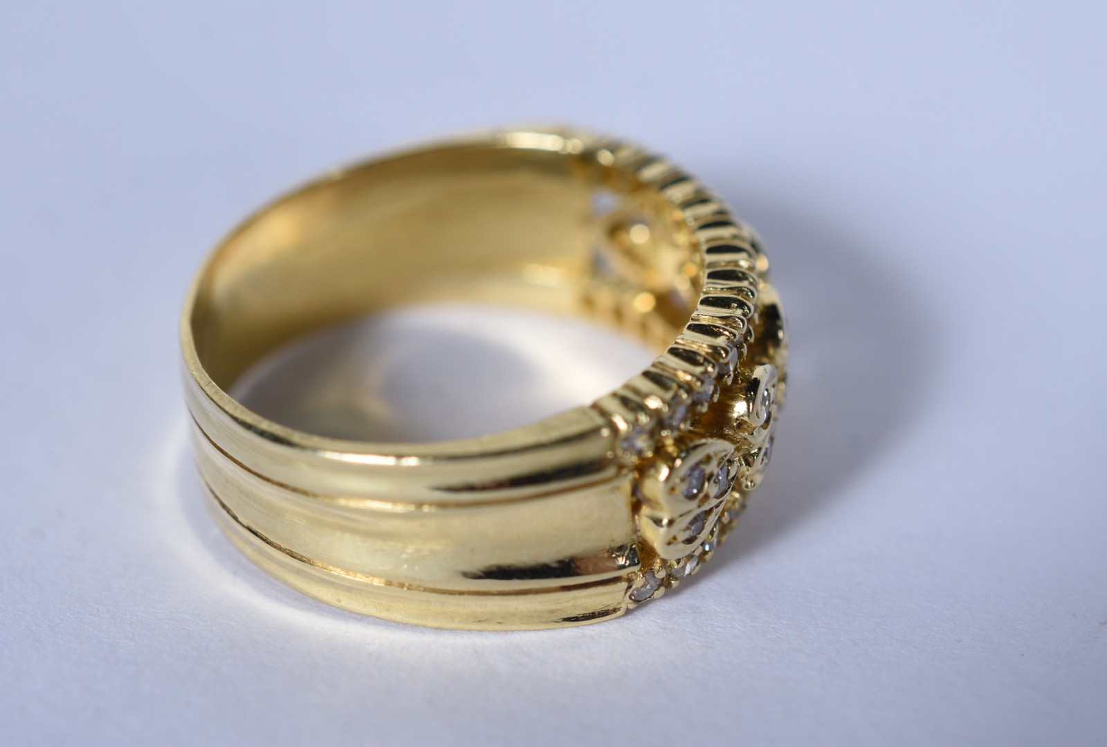 Anel de ouro 18 k, contraste 750 cravejado com 53 brilhantes, aro 17... - foto 2 de 6