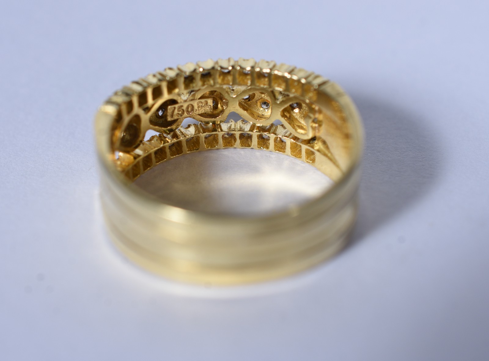 Anel de ouro 18 k, contraste 750 cravejado com 53 brilhantes, aro 17... - foto 3 de 6