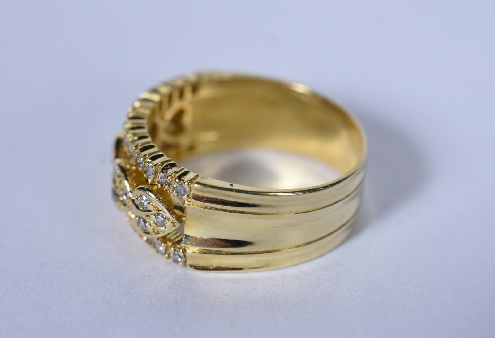 Anel de ouro 18 k, contraste 750 cravejado com 53 brilhantes, aro 17... - foto 4 de 6