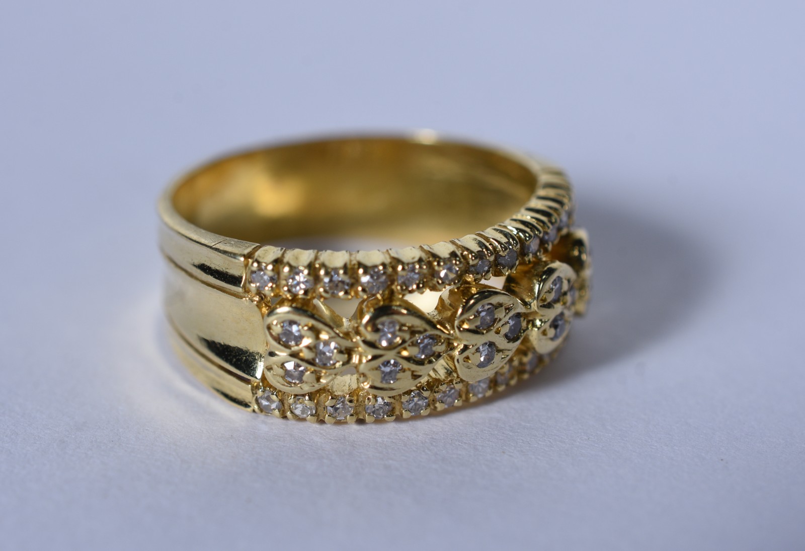 Anel de ouro 18 k, contraste 750 cravejado com 53 brilhantes, aro 17... - foto 6 de 6