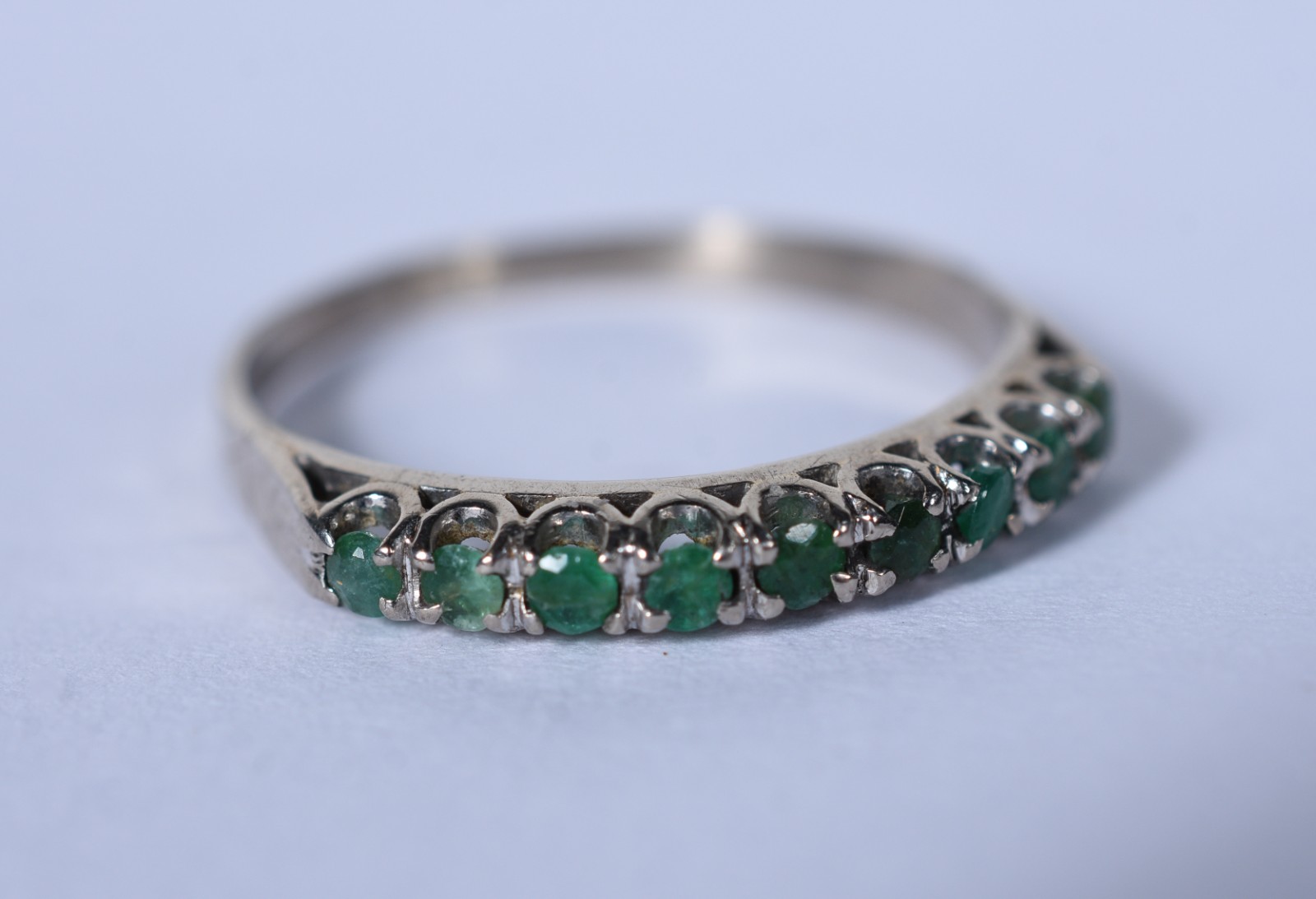 Anel de ouro branco cravejado com esmeralda, aro 20 (Por motivos de... - foto 1 de 6