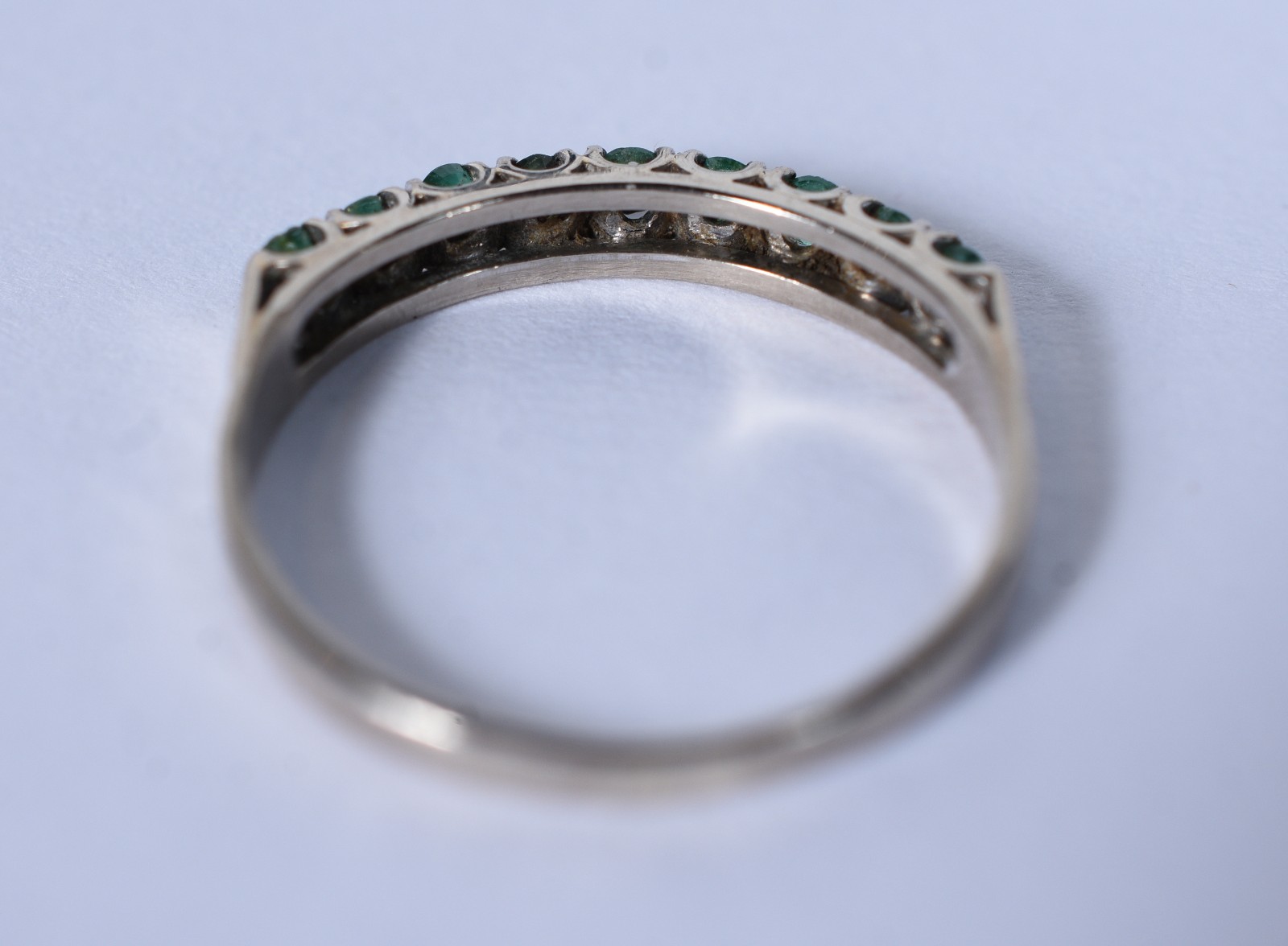 Anel de ouro branco cravejado com esmeralda, aro 20 (Por motivos de... - foto 4 de 6