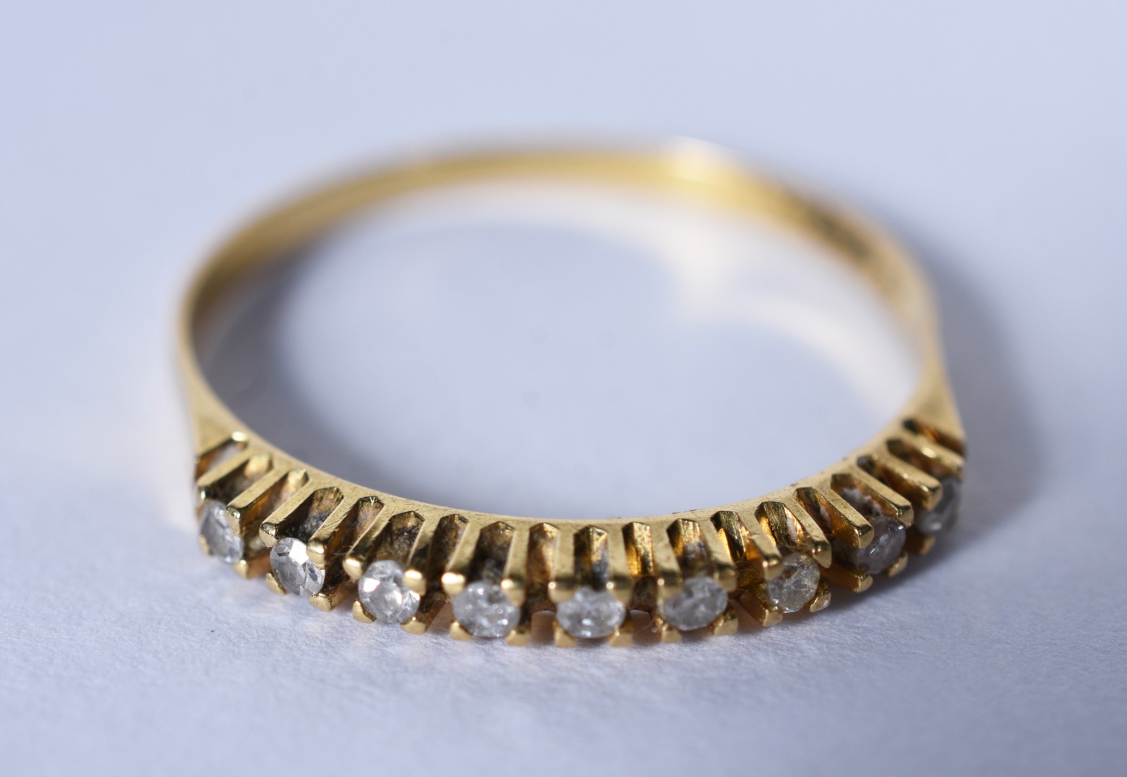 Meia aliança de ouro 18 k, contraste 750 com 9 brilhantes de 0,02 ct... - foto 1 de 6