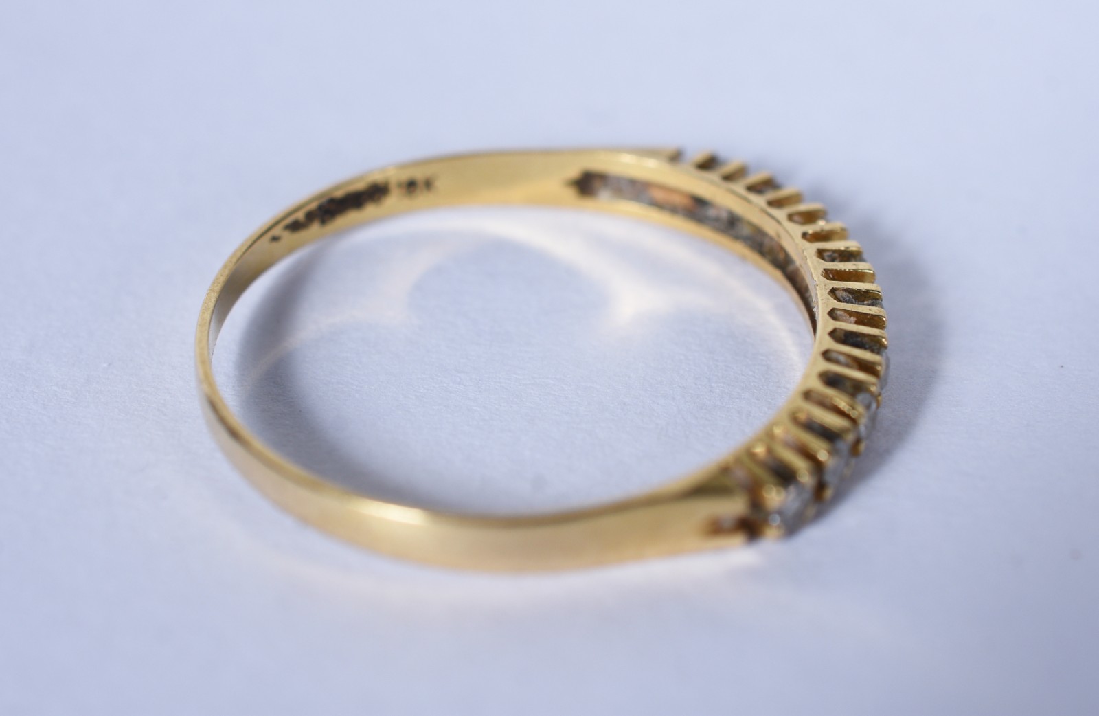 Meia aliança de ouro 18 k, contraste 750 com 9 brilhantes de 0,02 ct... - foto 3 de 6