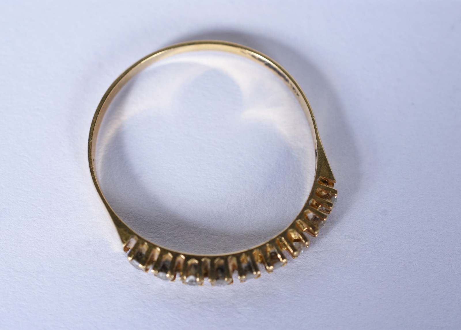 Meia aliança de ouro 18 k, contraste 750 com 9 brilhantes de 0,02 ct... - foto 4 de 6