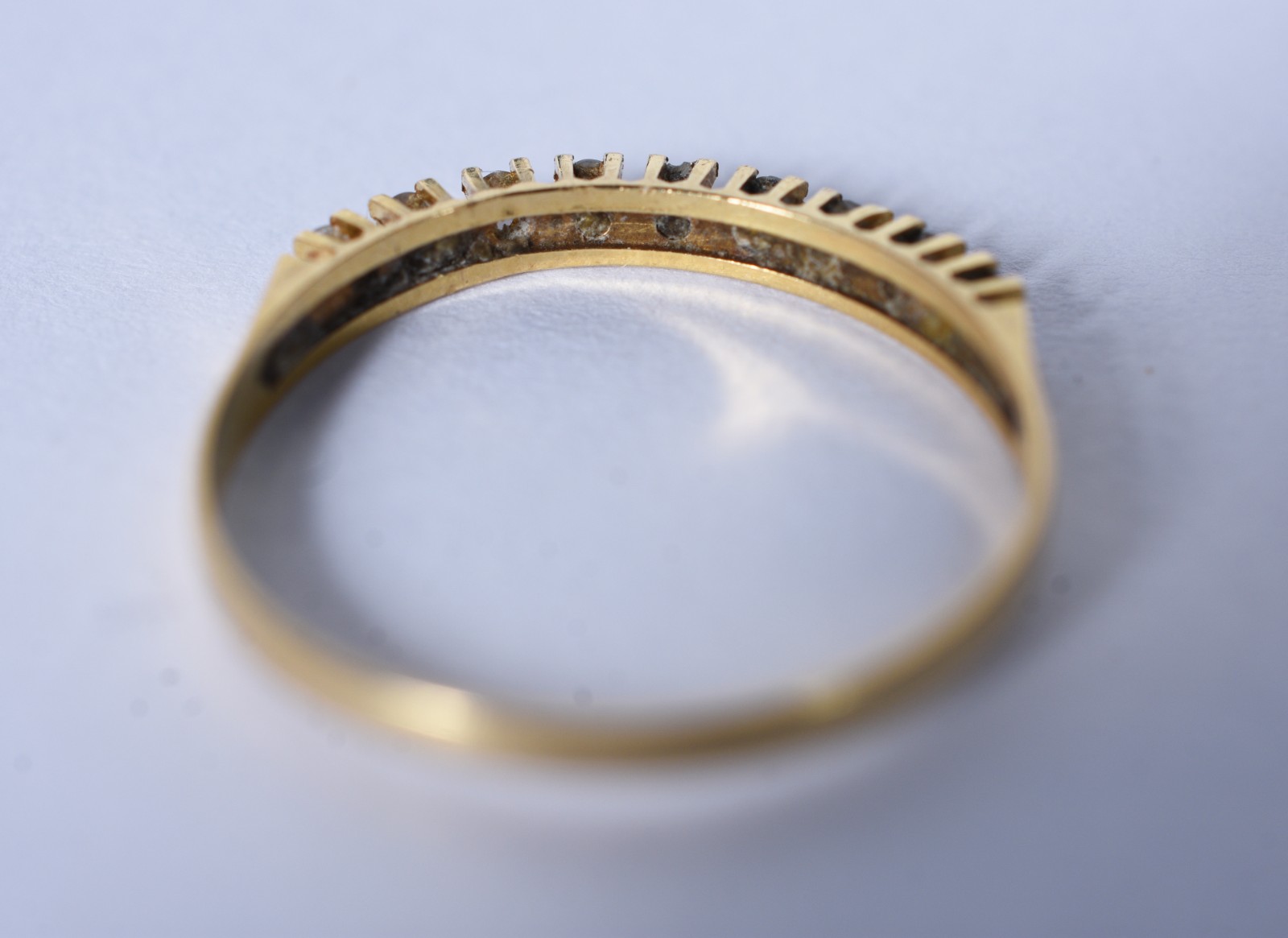 Meia aliança de ouro 18 k, contraste 750 com 9 brilhantes de 0,02 ct... - foto 5 de 6