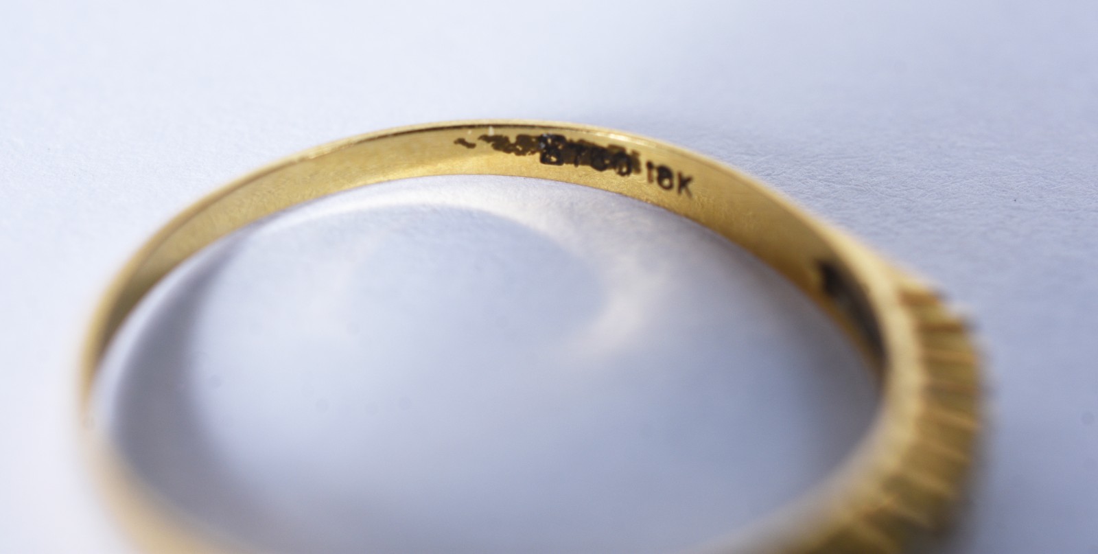 Meia aliança de ouro 18 k, contraste 750 com 9 brilhantes de 0,02 ct... - foto 6 de 6