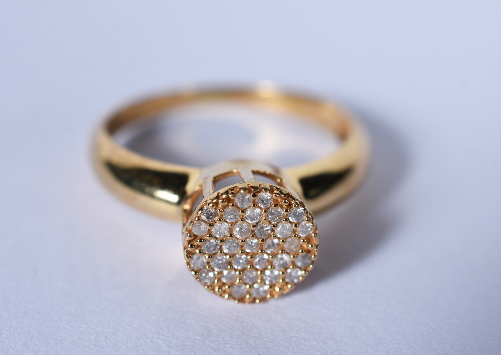 Anel de ouro 18 k, contraste 750 feitio chuveiro cravejado com... - foto 2 de 6