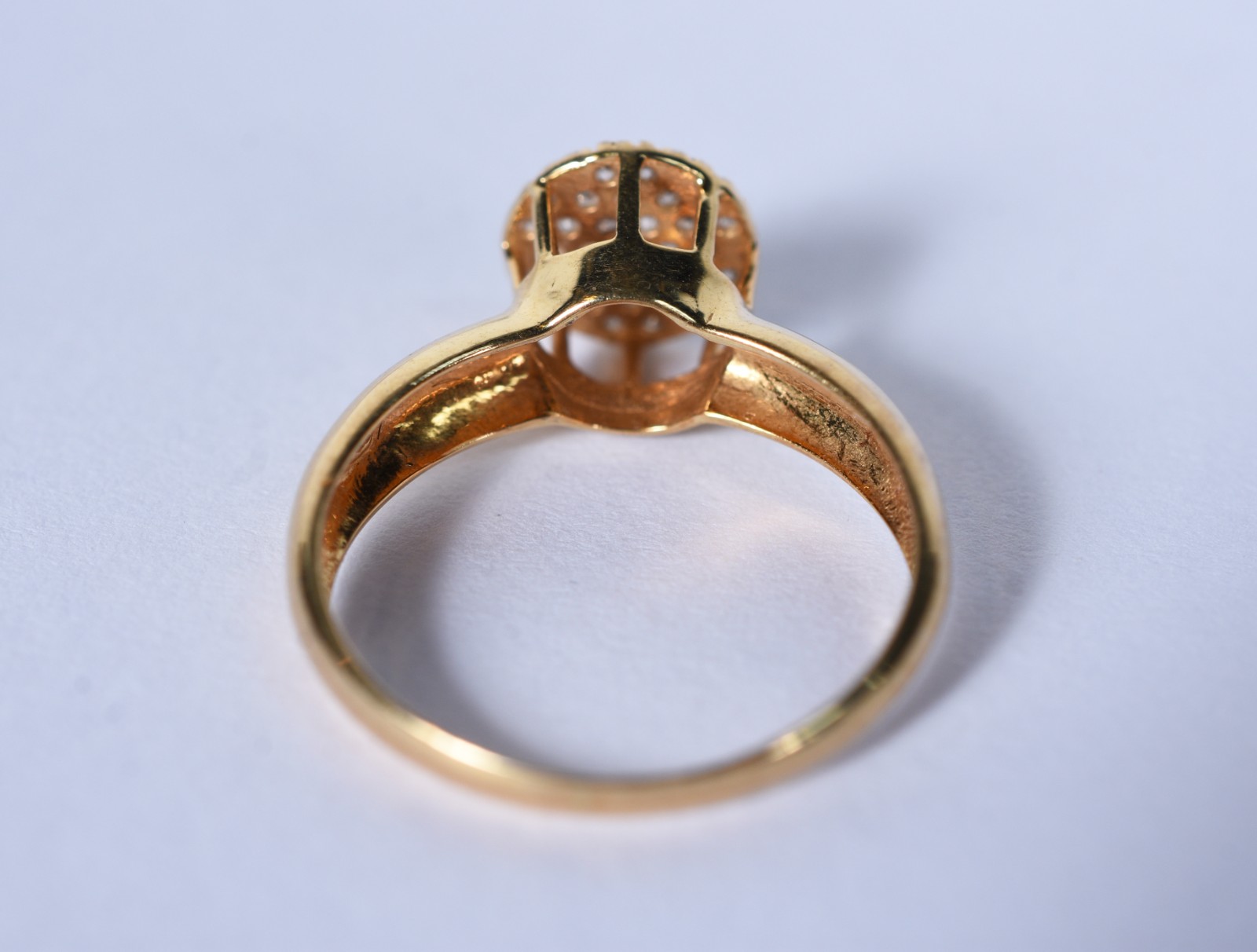 Anel de ouro 18 k, contraste 750 feitio chuveiro cravejado com... - foto 3 de 6