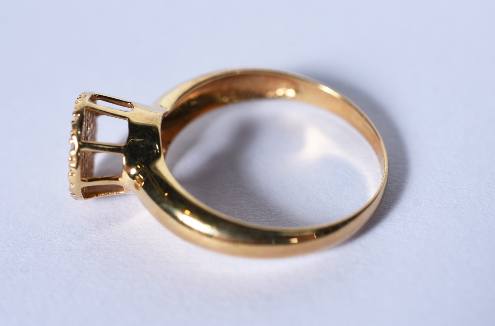 Anel de ouro 18 k, contraste 750 feitio chuveiro cravejado com... - foto 4 de 6