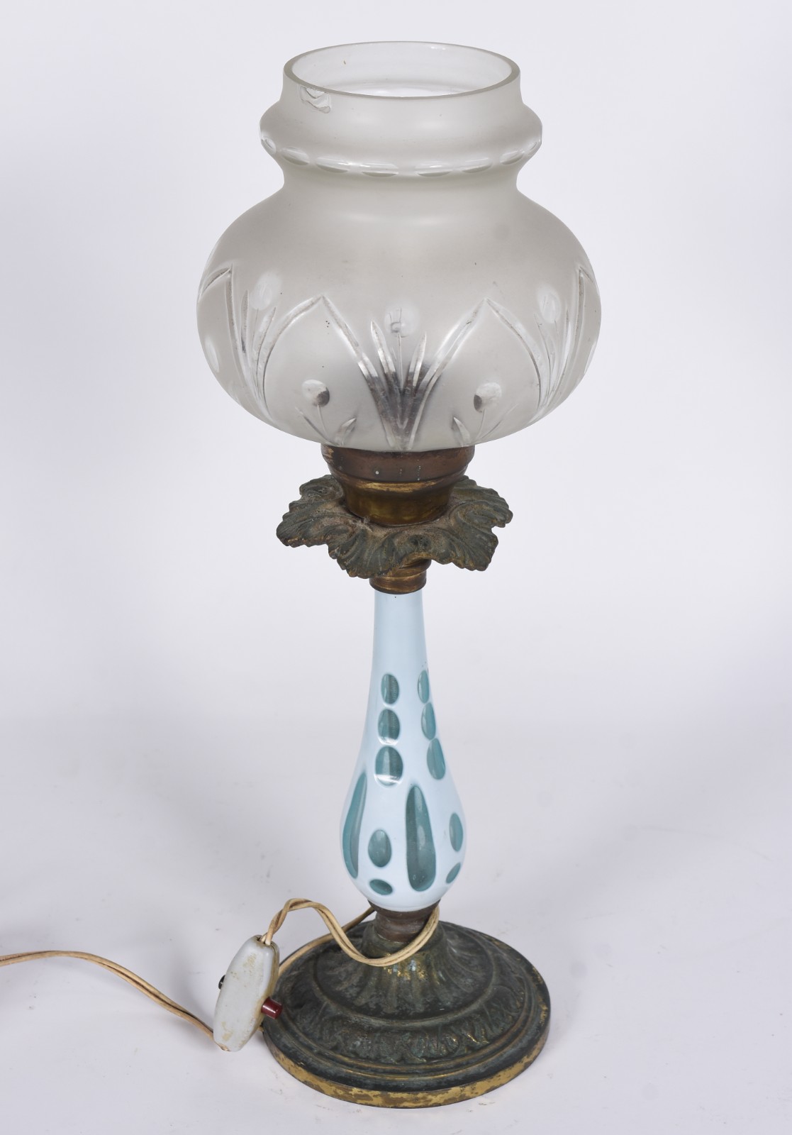 Abatjour de overlay azul e branco com base e bocal de metal dourado... - foto 2 de 4