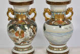 Dois vasos de porcelana japonesa decorados com ... - Dois vasos de porcelana japonesa decorados com figuras e paisagem em policromia, alças realçadas a ouro. Alt. 30 cm.