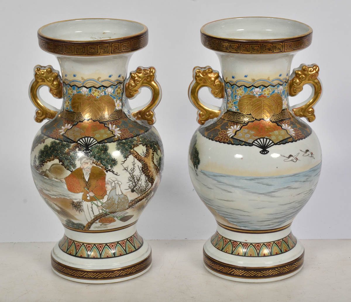 Dois vasos de porcelana japonesa decorados com figuras e paisagem em...
