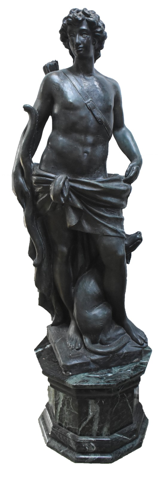 Grande escultura de cimento patinado representando figura mitológica... - foto 1 de 10