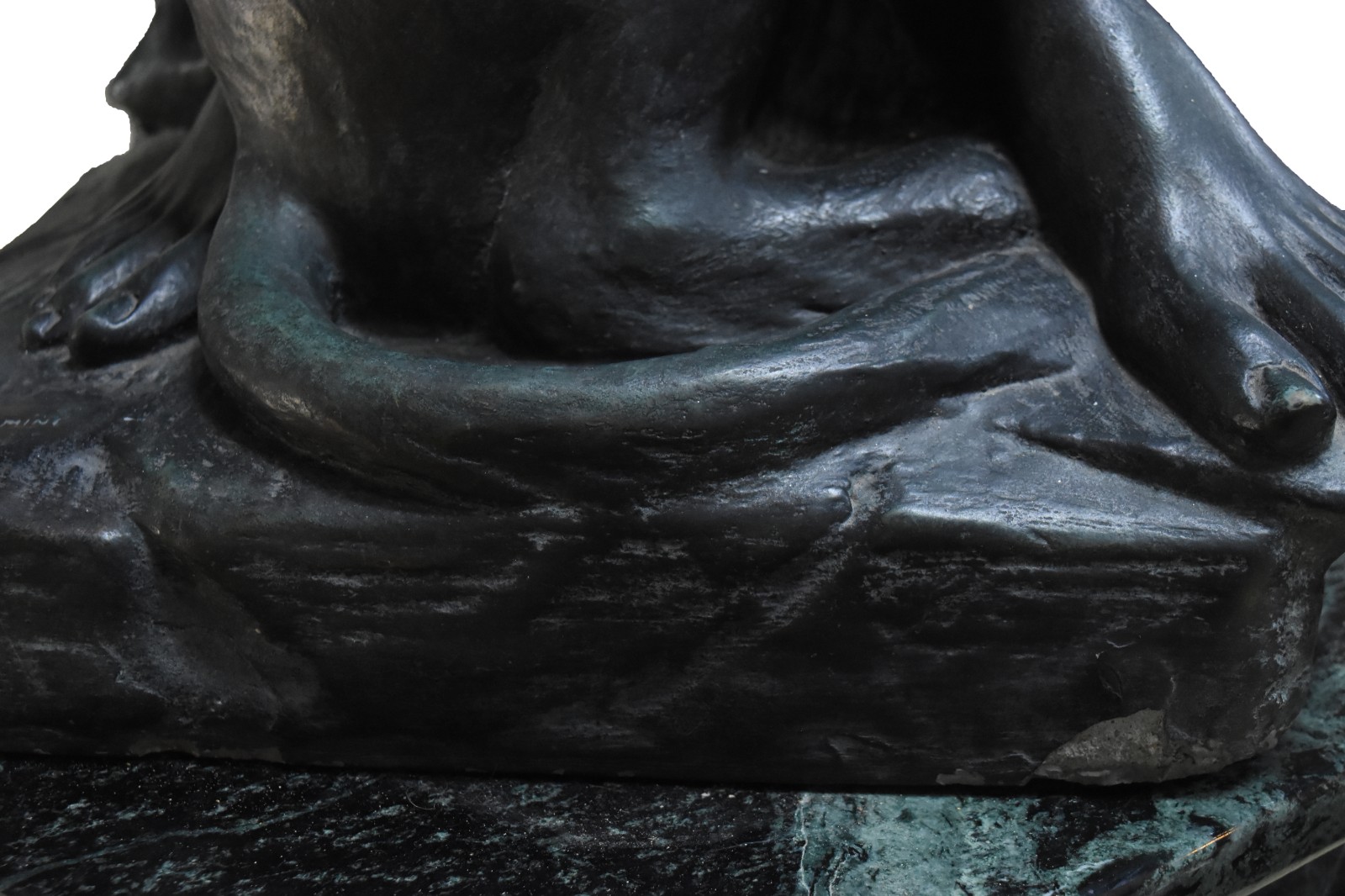 Grande escultura de cimento patinado representando figura mitológica... - foto 9 de 10