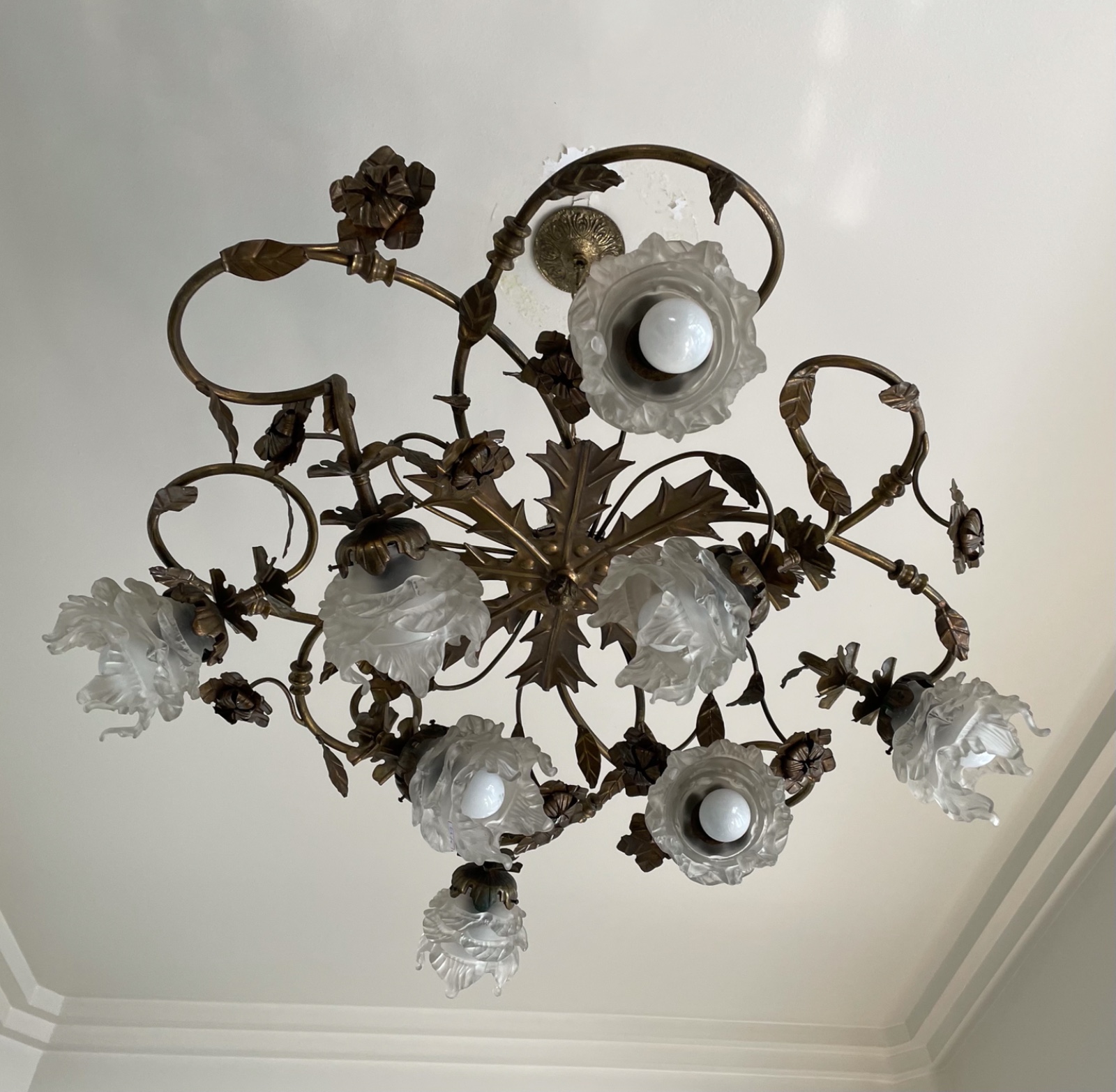 Lustre de metal e mangas na forma de flor em cristal fosco, para 8... - foto 1 de 4