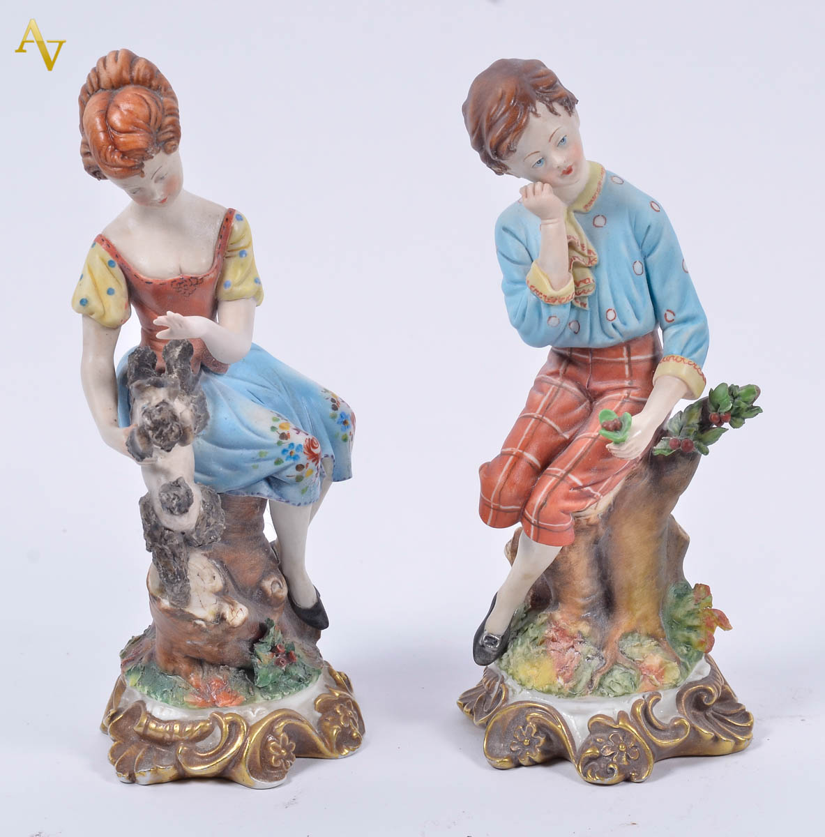 Par de estatuetas de biscuit policromado representando casal de...
