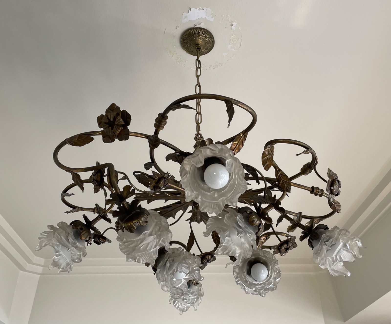 Lustre de metal e mangas na forma de flor em cristal fosco, para 8... - foto 2 de 4