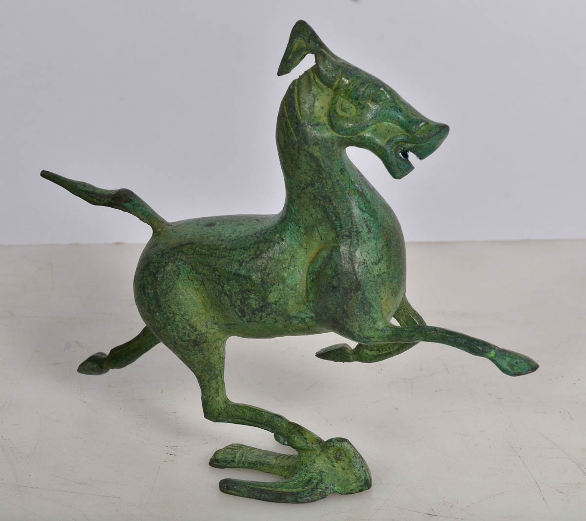 Cavalo de bronze com pássaros, patinado de verde. Alt. 16 cm.