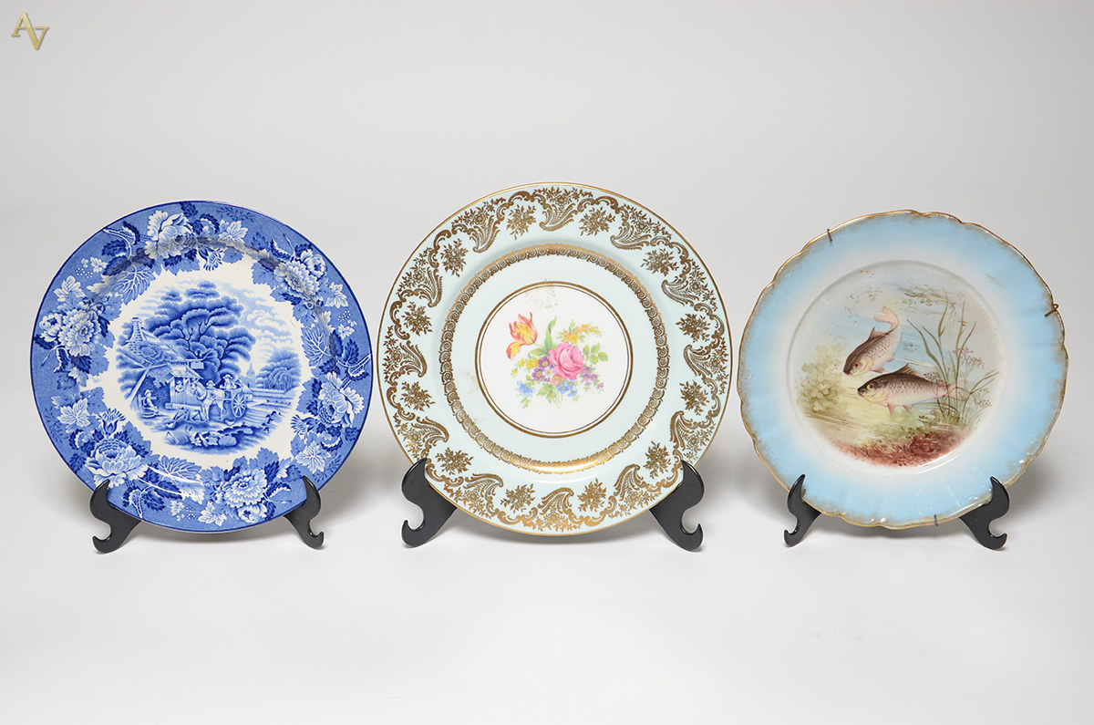 Três pratos diversos policromados, sendo um de porcelana Limoges...