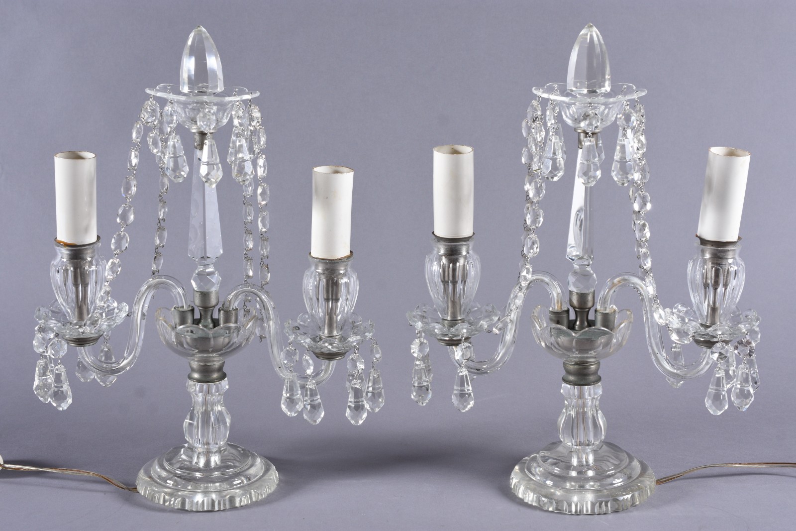 Par de luminárias na forma de candelabros de cristal. - foto 1 de 6