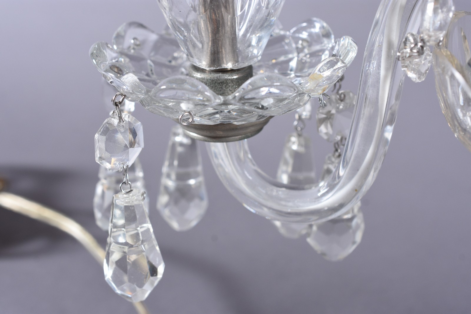 Par de luminárias na forma de candelabros de cristal. - foto 3 de 6