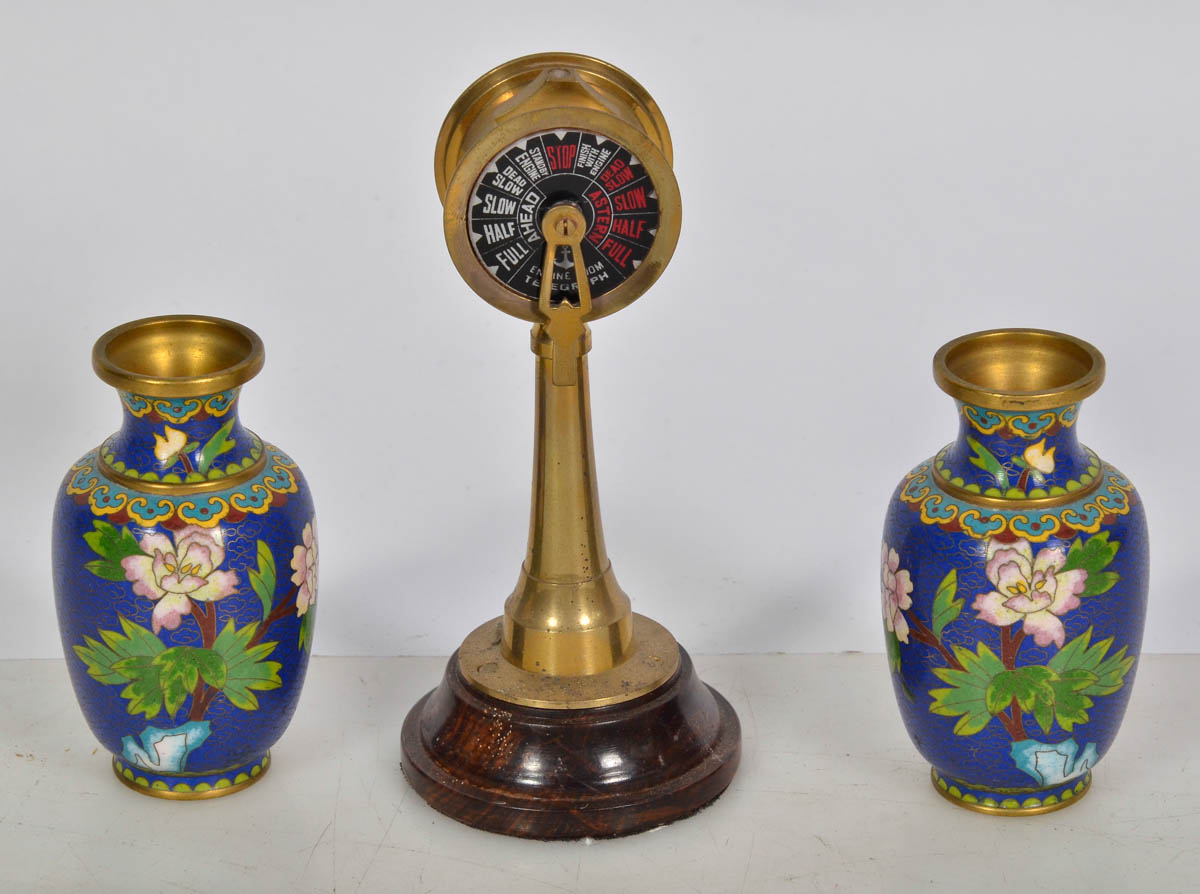 Diversas peças, sendo 2 vasos de cloisone( alt. 10 cm) e uma...