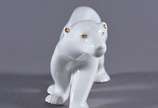 Escultura de porcelana branca representando urs... - Escultura de porcelana branca representando urso polar - Ademir Rio.