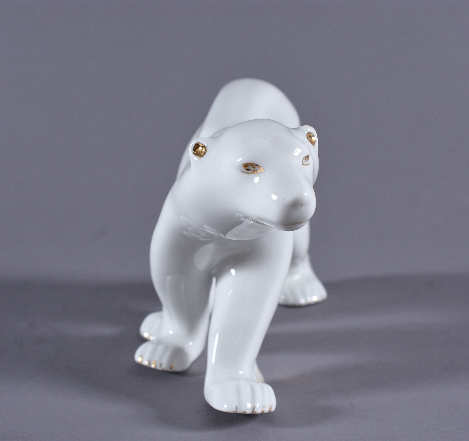 Escultura de porcelana branca representando urso polar - Ademir Rio. - foto 1 de 8
