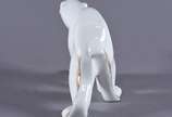 Escultura de porcelana branca representando urs... - Escultura de porcelana branca representando urso polar - Ademir Rio.