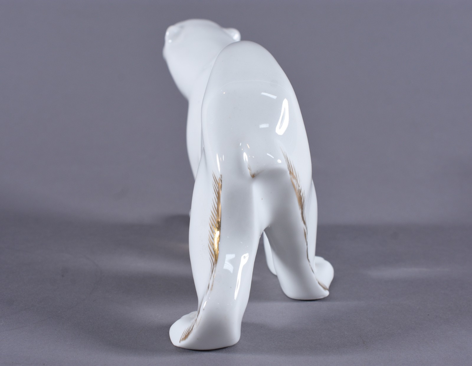 Escultura de porcelana branca representando urso polar - Ademir Rio. - foto 3 de 8