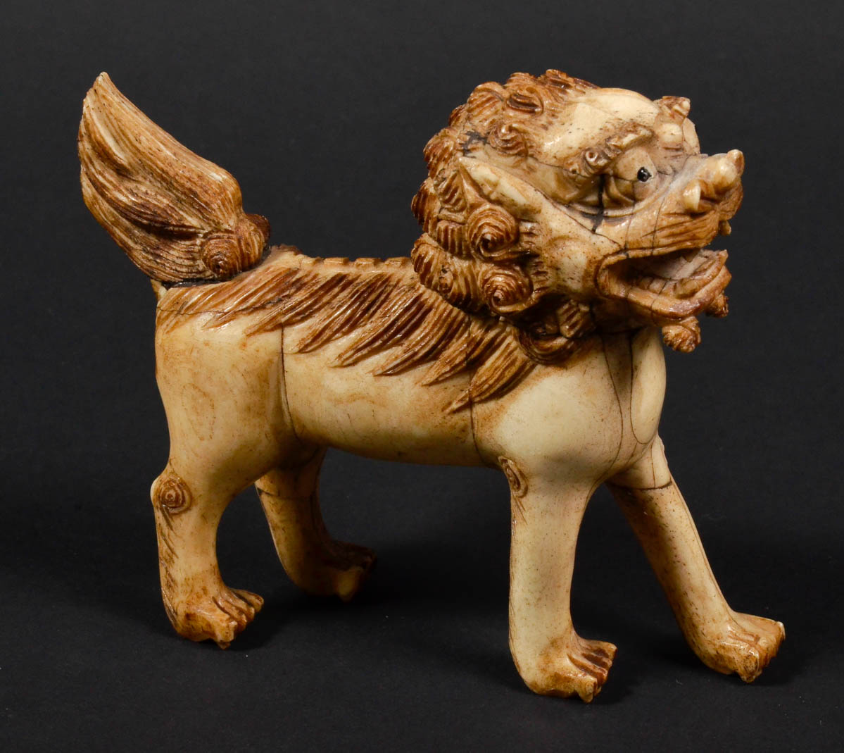 Antiga figura de Cão de fó esculpido em osso e marfim. Comp. 12cm...