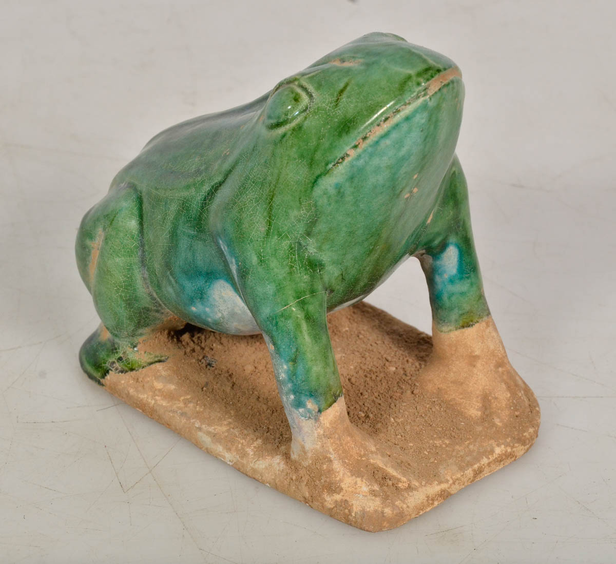 Sapo de porcelana chinesa. Comp. 10 cm - alt. 11 cm.