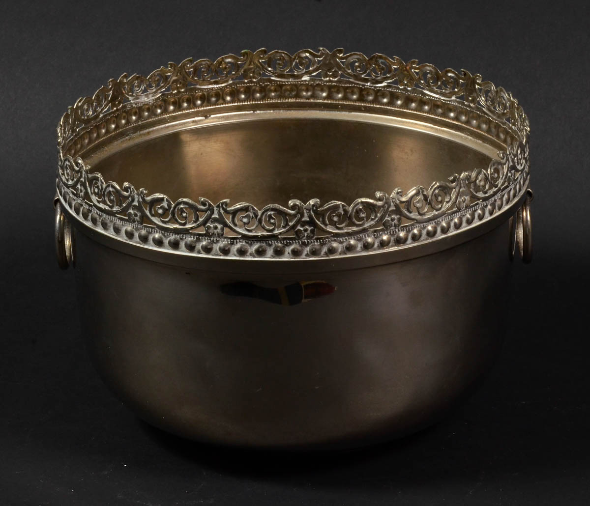 Cachepô de metal prateado. Diam. 21 cm - alt. 14 cm.