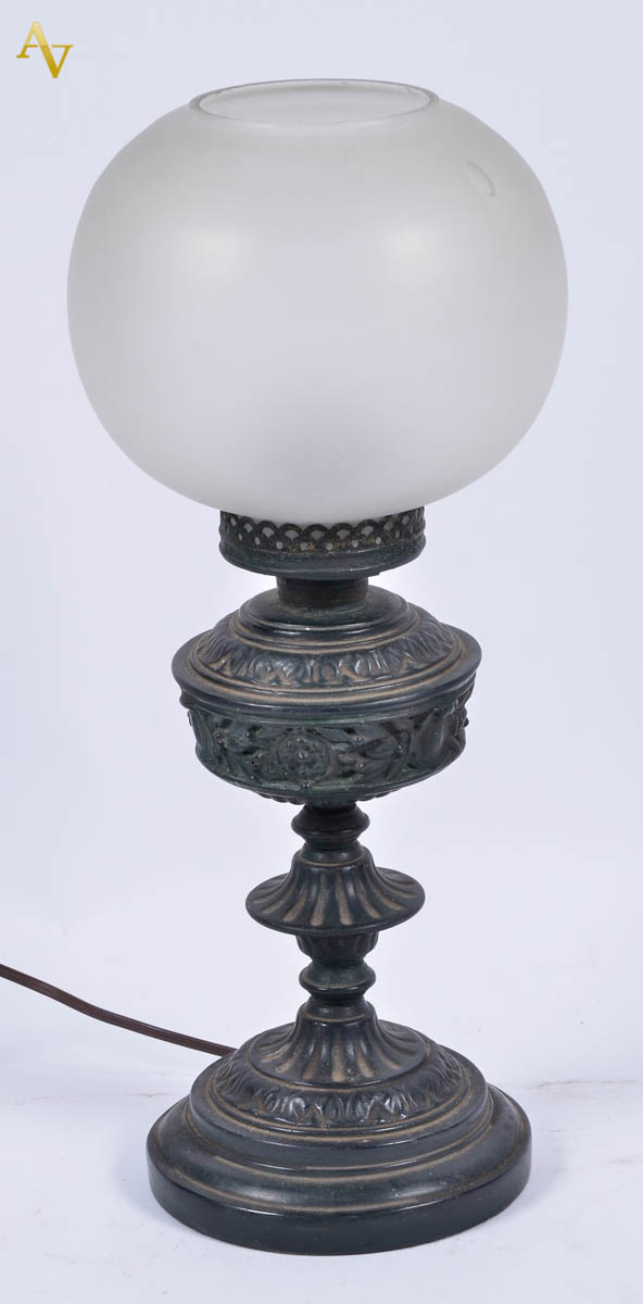 Abajour de metal com cúpula de vidro. Alt. 45 cm.