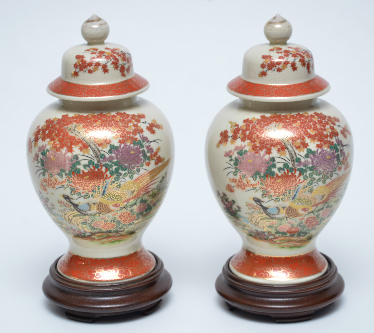 Par de potiches de porcelana oriental c/ aves do paraiso em...