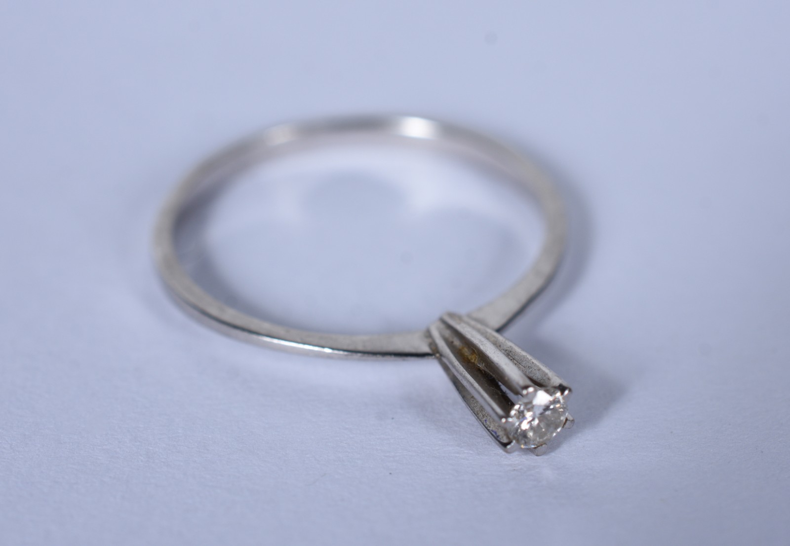 Solitário de ouro branco com um brilhante de 0,10 ct, aro 15 (Por... - foto 1 de 5