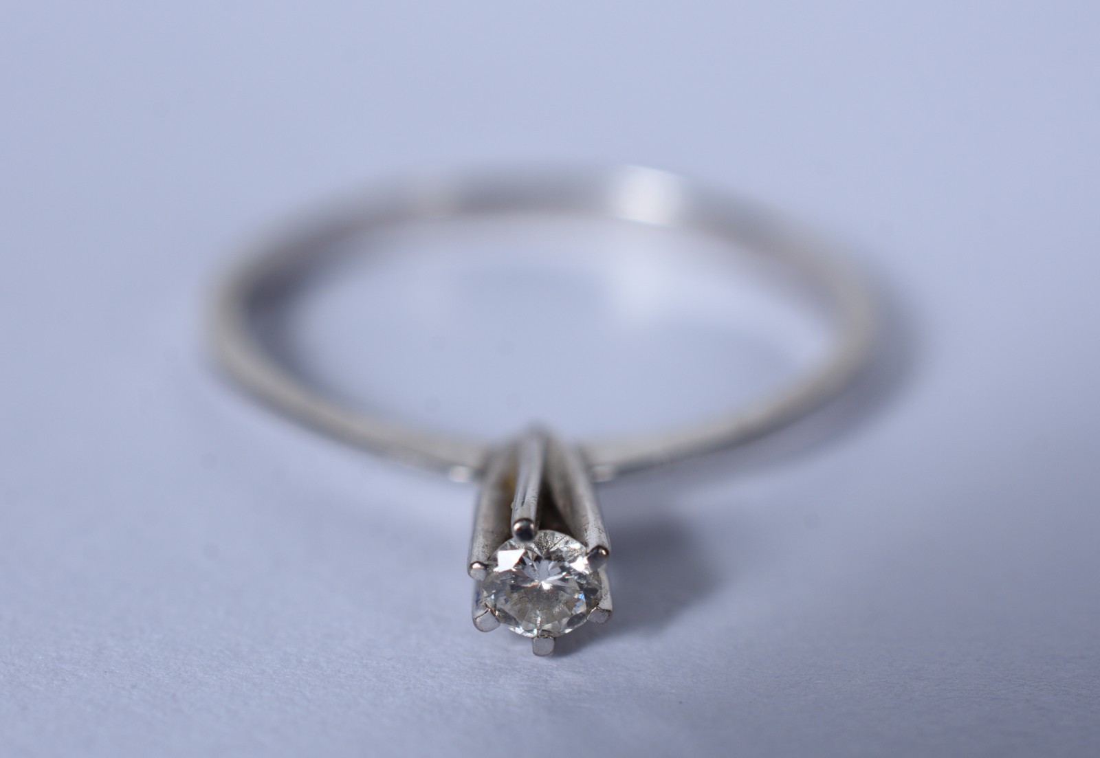 Solitário de ouro branco com um brilhante de 0,10 ct, aro 15 (Por... - foto 2 de 5