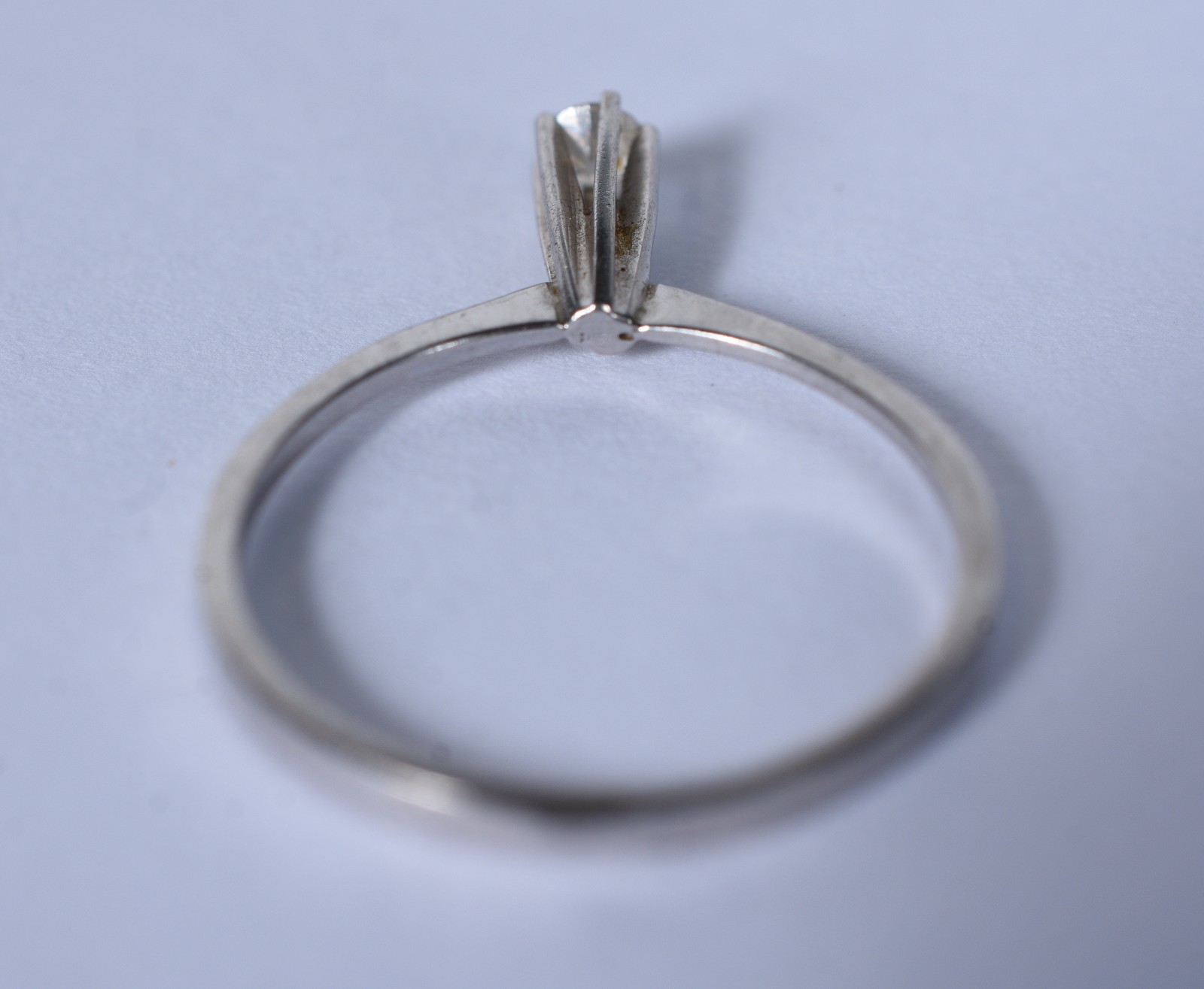 Solitário de ouro branco com um brilhante de 0,10 ct, aro 15 (Por... - foto 3 de 5