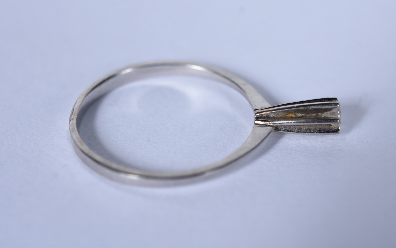 Solitário de ouro branco com um brilhante de 0,10 ct, aro 15 (Por... - foto 4 de 5