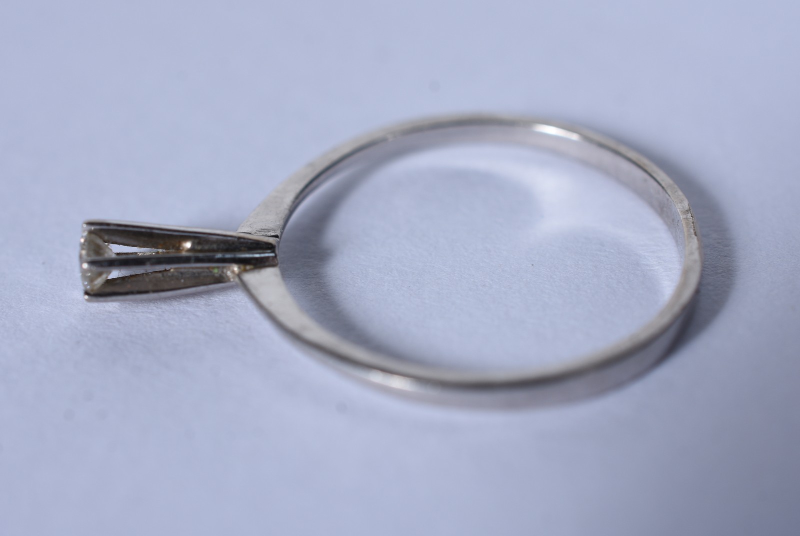 Solitário de ouro branco com um brilhante de 0,10 ct, aro 15 (Por... - foto 5 de 5