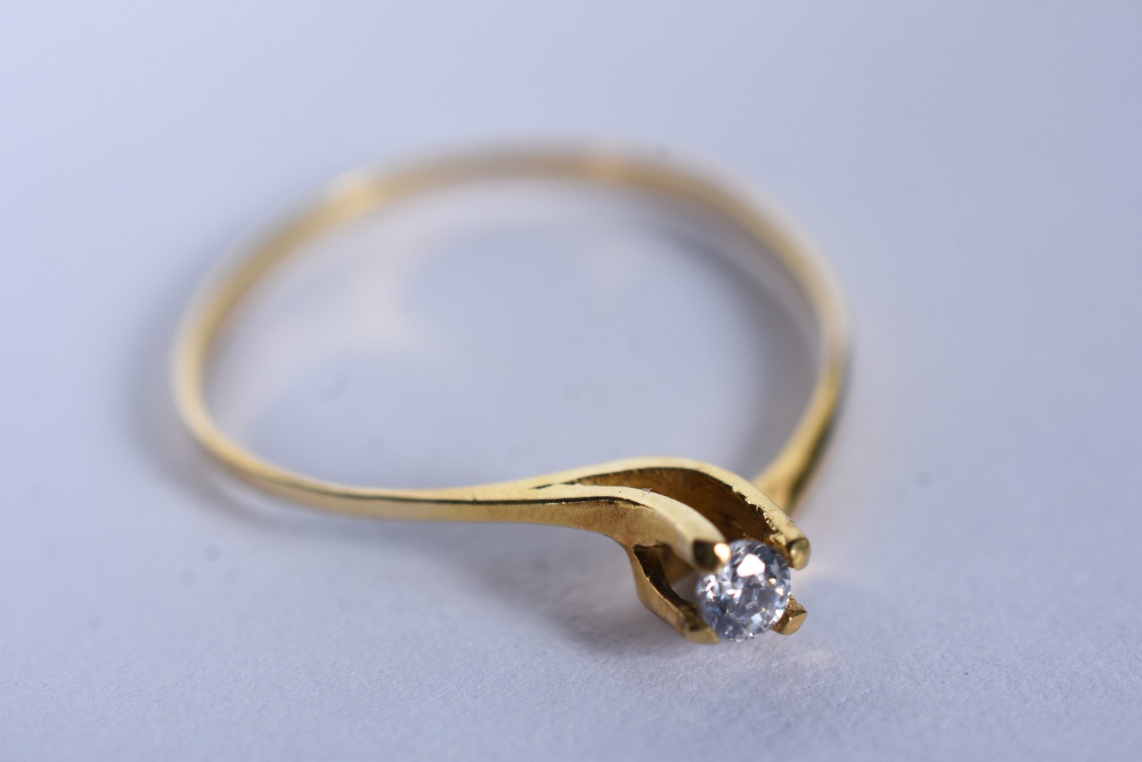 Solitário de ouro 18 k, contraste 750 com uma safira branca, aro 18... - foto 1 de 5