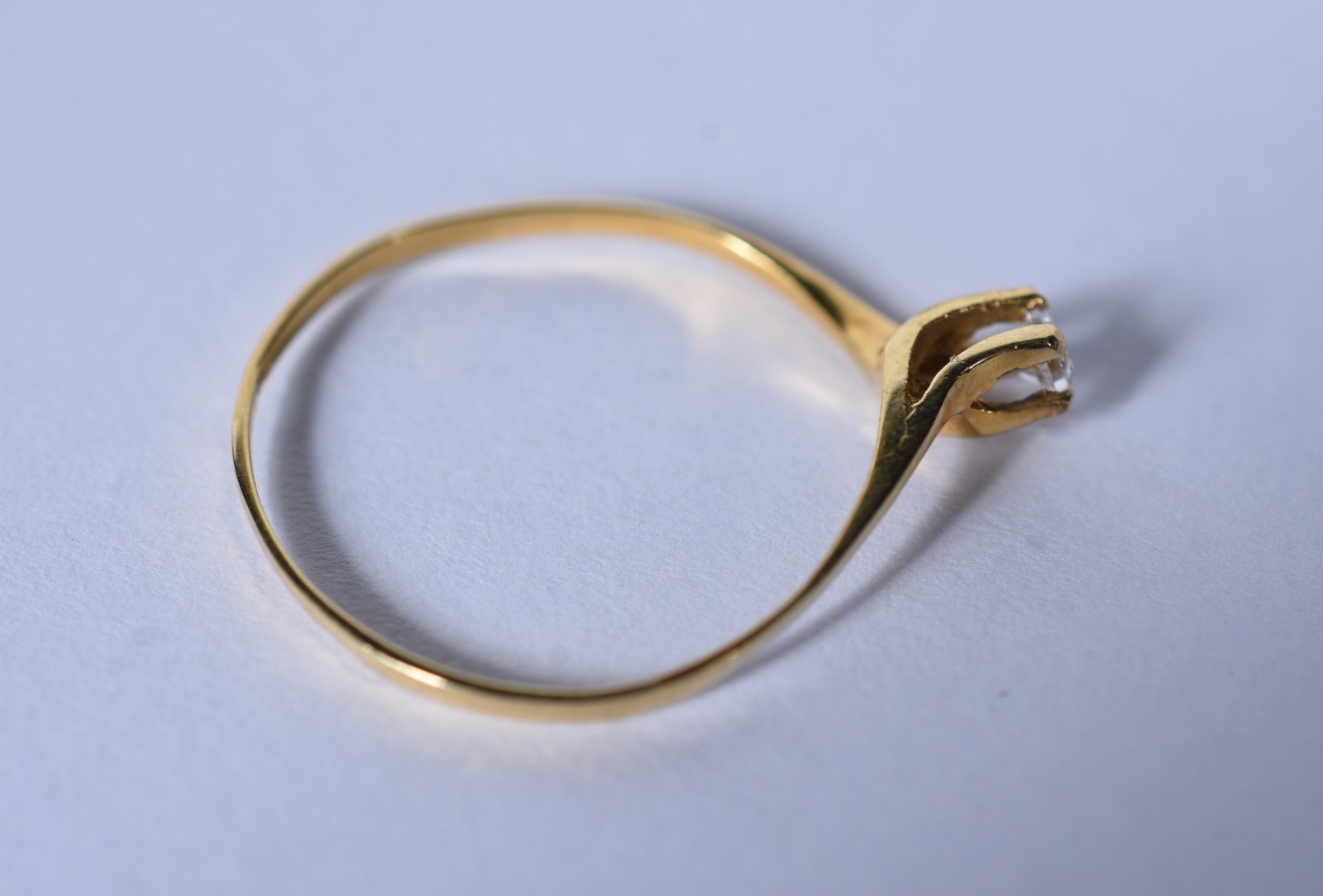 Solitário de ouro 18 k, contraste 750 com uma safira branca, aro 18... - foto 2 de 5