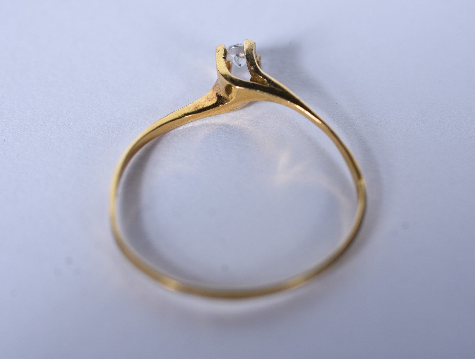 Solitário de ouro 18 k, contraste 750 com uma safira branca, aro 18... - foto 4 de 5