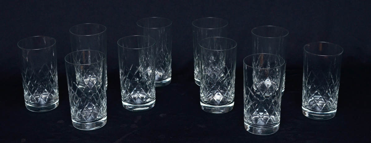 Dez copos longos de cristal.