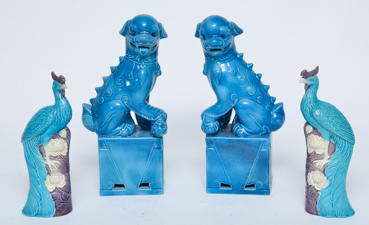 Quatro estatuetas de porcelana oriental na cor azul turquesa, sendo...
