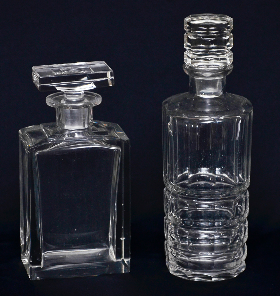 Duas garrafas diversas de cristal lapidado. Alt. 23 e 28 cm.
